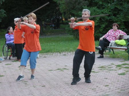 tai chi - gyakorl�s a szabadban