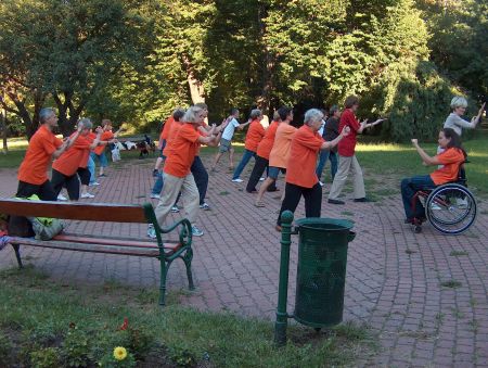tai chi - gyakorl�s a szabadban