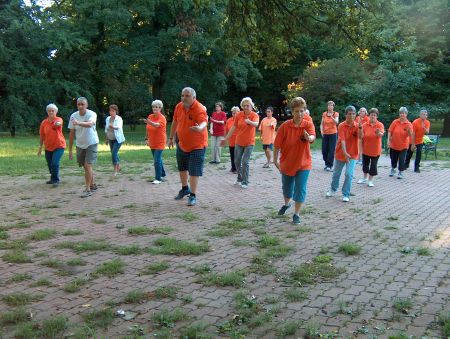 tai chi - gyakorl�s a szabadban