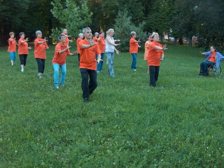 tai chi - gyakorl�s a szabadban